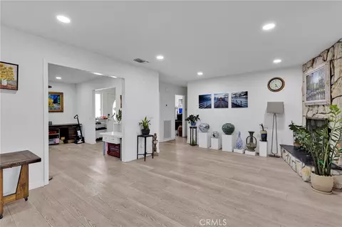 Living - 14275 Gayhead, Apple Valley, CA 92307 photo 3 of 4