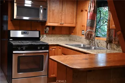 Kitchen - 1628 Thrush, Wrightwood, CA 92397 photo 3 of 5