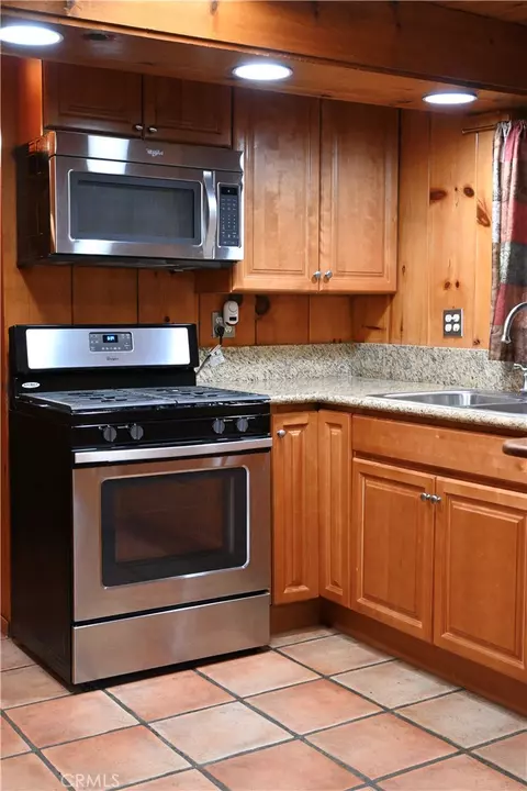 Kitchen - 1628 Thrush, Wrightwood, CA 92397 photo 2 of 5