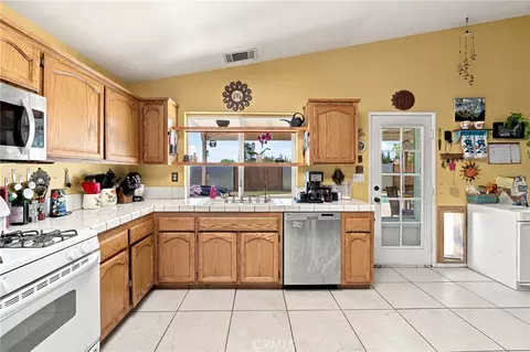 Kitchen - 16089 Cactus St, Hesperia, CA 92345 photo 4 of 4