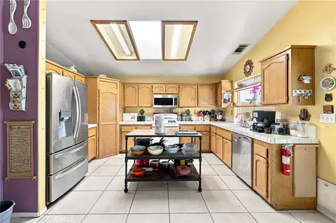 Kitchen - 16089 Cactus St, Hesperia, CA 92345 photo 1 of 4