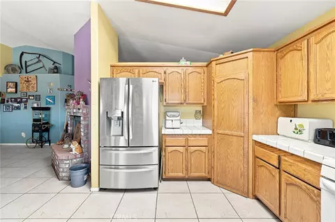 Kitchen - 16089 Cactus St, Hesperia, CA 92345 photo 2 of 4