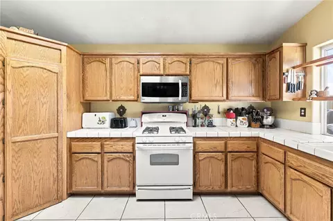 Kitchen - 16089 Cactus St, Hesperia, CA 92345 photo 3 of 4