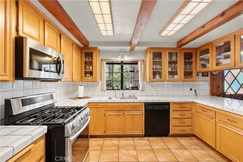 Kitchen - 1869 Twin Lks, Wrightwood, CA 92397 photo 2 of 3