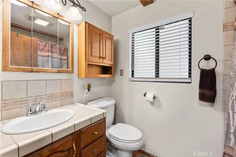 Bath - 1869 Twin Lks, Wrightwood, CA 92397 photo 1 of 2