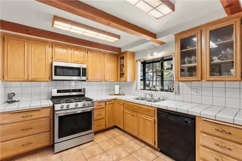 Kitchen - 1869 Twin Lks, Wrightwood, CA 92397 photo 3 of 3