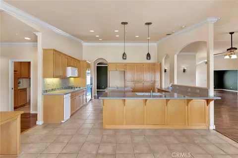 Kitchen - 7091 Coriander, Oak Hills, CA 92344 photo 3 of 6
