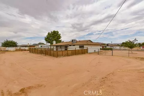 Exterior - 15620 Comanche Rd, Apple Valley, CA 92307 photo 4 of 5