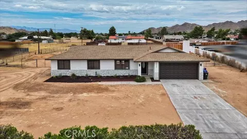 Exterior - 15620 Comanche Rd, Apple Valley, CA 92307 photo 2 of 5