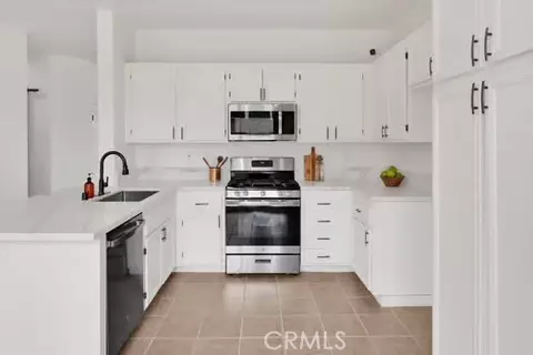 Kitchen - 9116 Cloud Vw, Hesperia, CA 92344 photo 2 of 2
