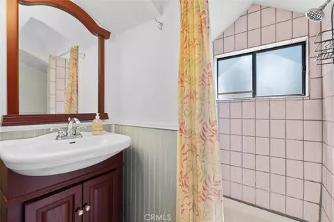 Bath - 1143 Robin Rd, Wrightwood, CA 92397 photo 1 of 2