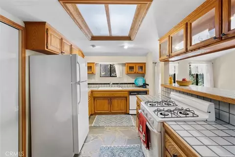 Kitchen - 1143 Robin Rd, Wrightwood, CA 92397 photo 2 of 5