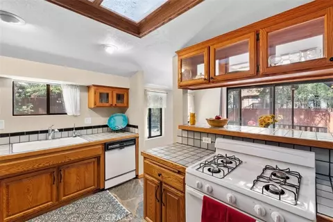 Kitchen - 1143 Robin Rd, Wrightwood, CA 92397 photo 3 of 5