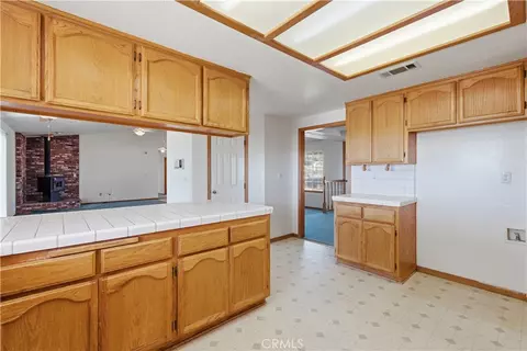 Kitchen - 8451 Sky Hbr, Phelan, CA 92371 photo 4 of 5