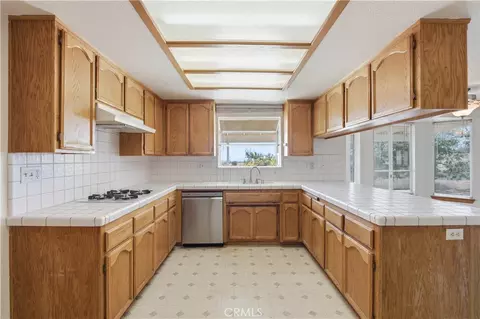 Kitchen - 8451 Sky Hbr, Phelan, CA 92371 photo 3 of 5
