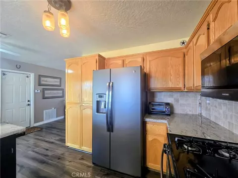 Kitchen - 10790 Jamul Rd, Apple Valley, CA 92308 photo 4 of 4