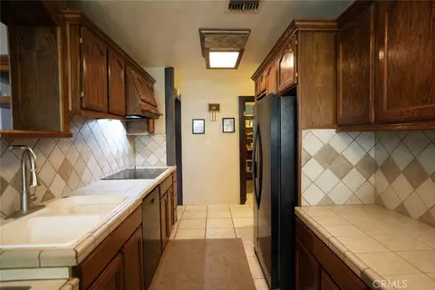 Kitchen - 1041 Antelope Ln, Barstow, CA 92311 photo 2 of 2