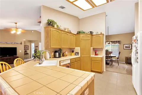 Kitchen - 14570 Gayhead, Apple Valley, CA 92307 photo 2 of 6