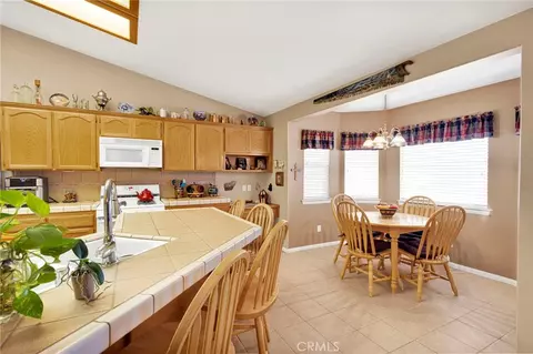 Kitchen - 14570 Gayhead, Apple Valley, CA 92307 photo 4 of 6