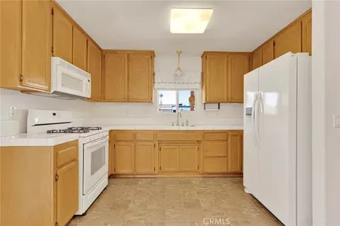 Kitchen - 14570 Gayhead, Apple Valley, CA 92307 photo 6 of 6