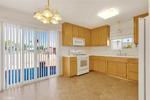 Kitchen - 14570 Gayhead, Apple Valley, CA 92307 photo 5 of 6