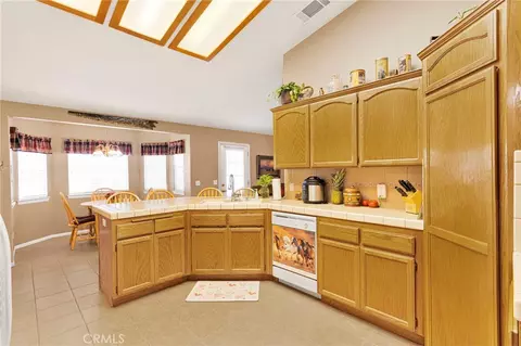 Kitchen - 14570 Gayhead, Apple Valley, CA 92307 photo 3 of 6
