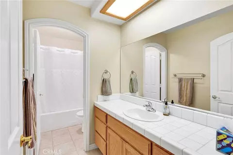 Bath - 12638 Remington Rd, Apple Valley, CA 92308 photo 5 of 7