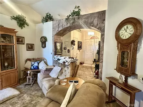 Entry Way - 22122 Goshute, Apple Valley, CA 92307 photo 4 of 7
