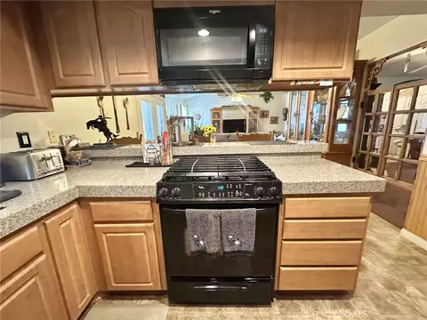 Kitchen - 22122 Goshute, Apple Valley, CA 92307 photo 2 of 3