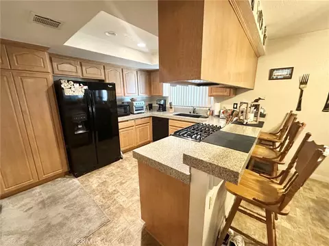 Kitchen - 22122 Goshute, Apple Valley, CA 92307 photo 1 of 3