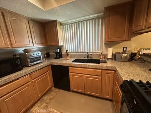 Kitchen - 22122 Goshute, Apple Valley, CA 92307 photo 3 of 3