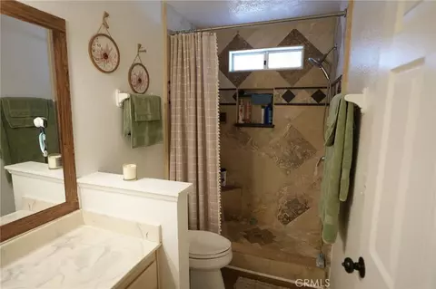 Bath - 11385 Shahaptain Rd, Hesperia, CA 92345 photo 1 of 4