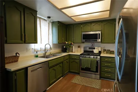 Kitchen - 11385 Shahaptain Rd, Hesperia, CA 92345 photo 1 of 2