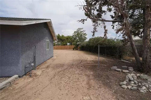 Exterior - 11385 Shahaptain Rd, Hesperia, CA 92345 photo 5 of 10