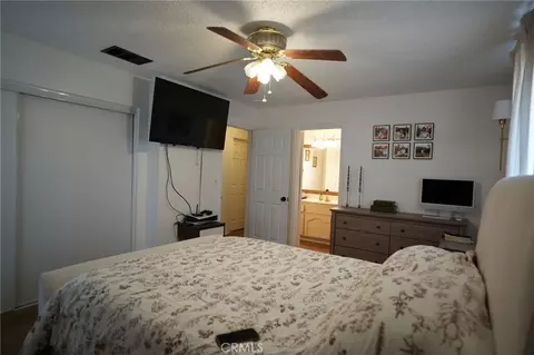 Bedroom - 11385 Shahaptain Rd, Hesperia, CA 92345 photo 2 of 6