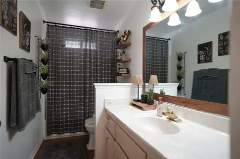 Bath - 11385 Shahaptain Rd, Hesperia, CA 92345 photo 3 of 4