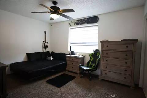 Bedroom - 11385 Shahaptain Rd, Hesperia, CA 92345 photo 4 of 6