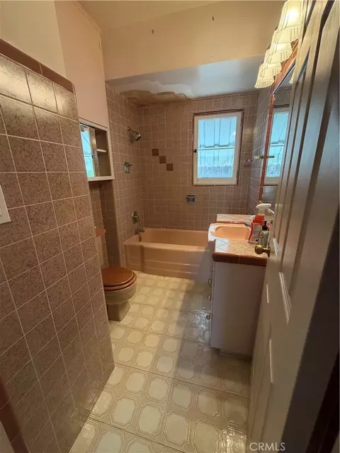 Bath - 637 S Buena Vis, Redlands, CA 92373 photo 1 of 2