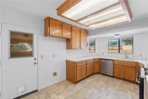 Kitchen - 4467 Valle Vista Ct, Phelan, CA 92371 photo 1 of 3