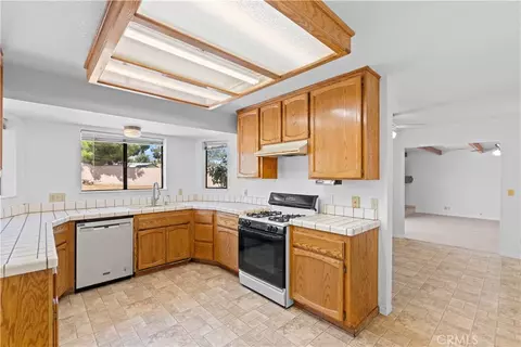 Kitchen - 4467 Valle Vista Ct, Phelan, CA 92371 photo 3 of 3