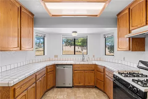 Kitchen - 4467 Valle Vista Ct, Phelan, CA 92371 photo 2 of 3