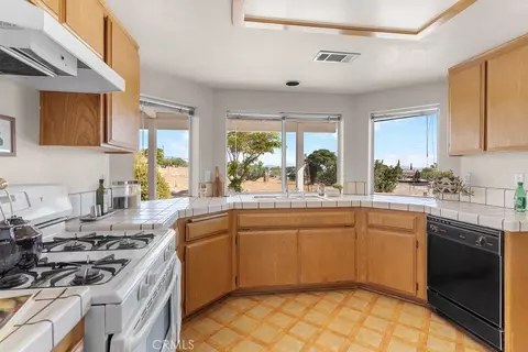 Kitchen - 18644 Seaforth St, Hesperia, CA 92345 photo 4 of 7