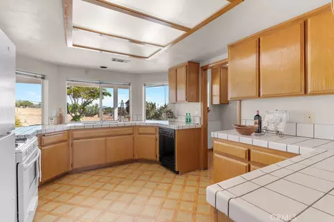 Kitchen - 18644 Seaforth St, Hesperia, CA 92345 photo 2 of 7