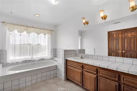 Bath - 14942 Riverside Dr, Apple Valley, CA 92307 photo 5 of 7