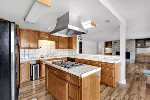 Kitchen - 14942 Riverside Dr, Apple Valley, CA 92307 photo 2 of 3