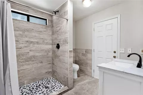 Bath - 14942 Riverside Dr, Apple Valley, CA 92307 photo 3 of 7