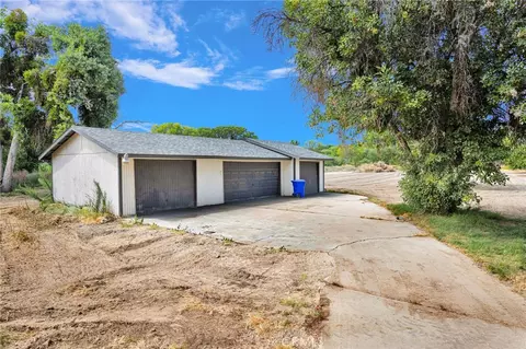 Exterior - 14942 Riverside Dr, Apple Valley, CA 92307 photo 9 of 11