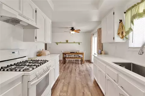 Kitchen - 9515 Yucca St, Apple Valley, CA 92308 photo 3 of 4