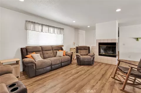 Living - 9515 Yucca St, Apple Valley, CA 92308 photo 2 of 4
