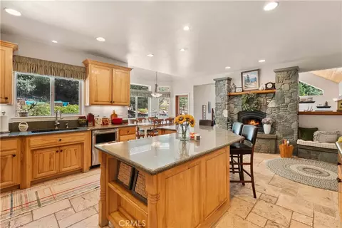 Kitchen - 2473 Interlaken Ct, Wrightwood, CA 92397 photo 3 of 4
